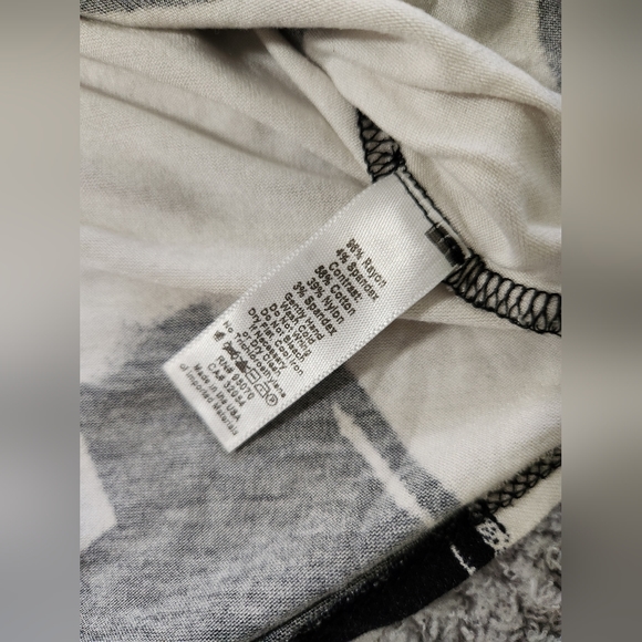 Weston Black and White Large Floral Pattern Flutter Sleeve Loose Fit Blouse - Picture 5 of 5